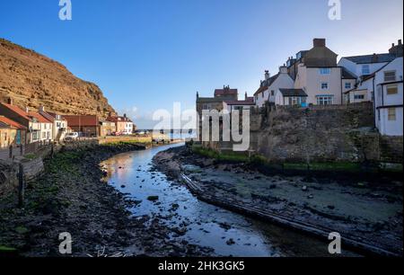 Ville balnéaire de Staithes et défenses maritimes dans le North Yorkshire Banque D'Images