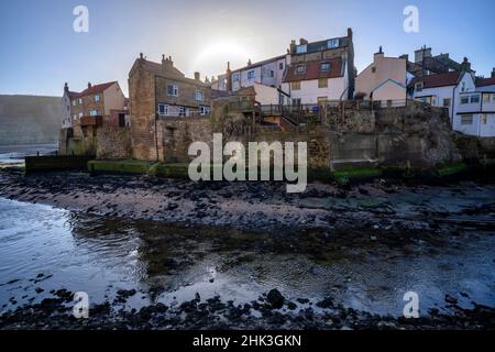 Ville balnéaire de Staithes et défenses maritimes dans le North Yorkshire Banque D'Images