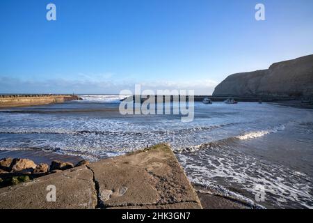 Ville balnéaire de Staithes et défenses maritimes dans le North Yorkshire Banque D'Images