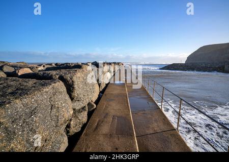 Ville balnéaire de Staithes et défenses maritimes dans le North Yorkshire Banque D'Images