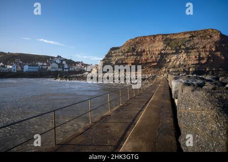 Ville balnéaire de Staithes et défenses maritimes dans le North Yorkshire Banque D'Images