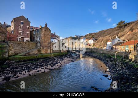 Ville balnéaire de Staithes et défenses maritimes dans le North Yorkshire Banque D'Images