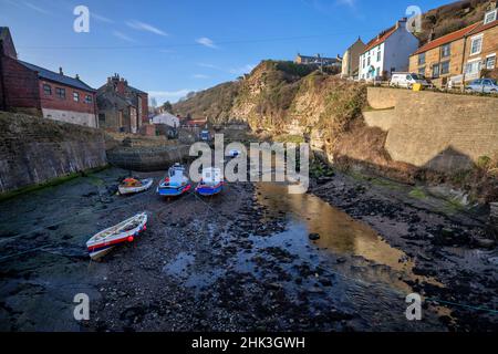 Ville balnéaire de Staithes et défenses maritimes dans le North Yorkshire Banque D'Images