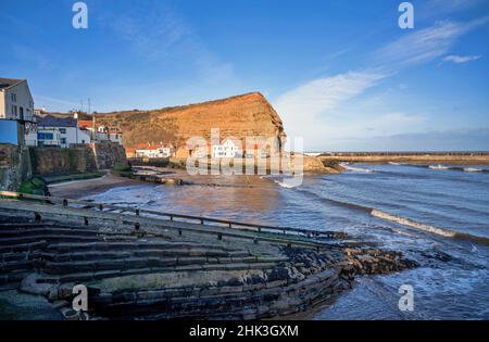 Ville balnéaire de Staithes et défenses maritimes dans le North Yorkshire Banque D'Images