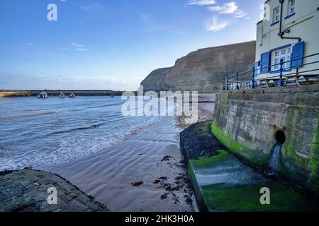 Ville balnéaire de Staithes et défenses maritimes dans le North Yorkshire Banque D'Images