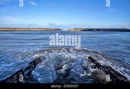 Lancement de la jetée à la station balnéaire de Staithes, dans le North Yorkshire Banque D'Images