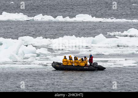 Touristes sur des bateaux gonflables explorant la calotte glaciaire polaire, au nord de Spitsbergen, en Norvège. Banque D'Images