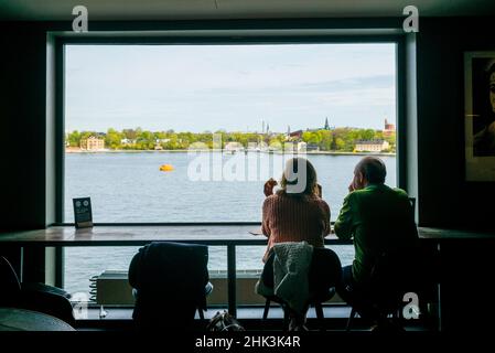 Suède, Stockholm, Fotografiska photo Museum, visiteurs au café Banque D'Images