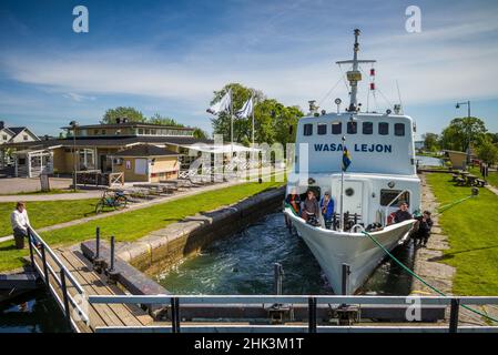 Suède, Bergs Slussar, petit bateau à vapeur a les écluses du canal de Gota avec des passagers Banque D'Images
