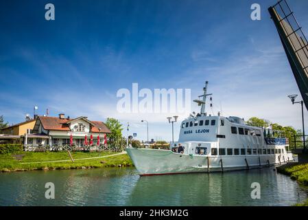 Suède, Bergs Slussar, petit bateau à vapeur a les écluses du canal de Gota avec des passagers Banque D'Images