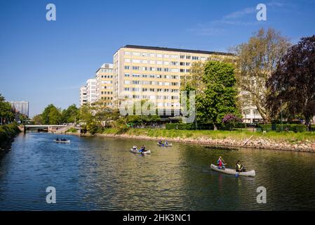 Suède, Scania, Malmo, Rorsjokanalen canal avec canoéistes Banque D'Images