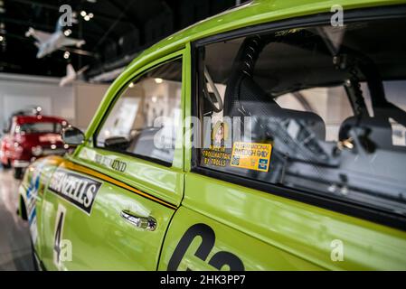 Suède, Vastragotland, Trollhattan, Saab car Museum, SAAB 96 voiture à rallye avec le slogan, fabriqué en Trollhättan par Trollhättan Banque D'Images