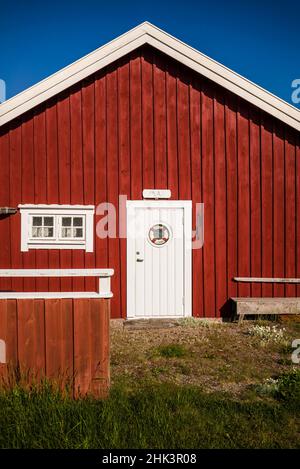 Suède, Bohuslan, Kungshamn, criques de pêche rouges dans le quartier de Fisketangen, ancien pêcheur Banque D'Images