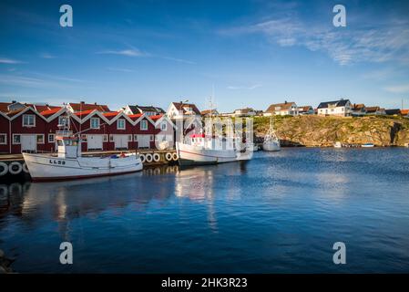 Suède, Bohuslan, Smogen, Smogenbrygga, maisons anciennes de bateaux et cabanes de pêche Banque D'Images
