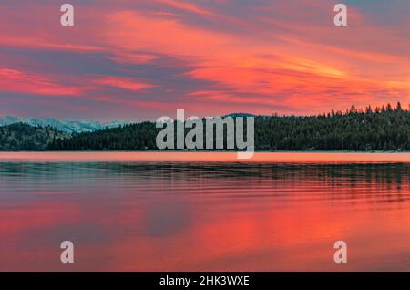 Coucher de soleil sur Flathead Lake à Dayton, Montana, États-Unis Banque D'Images