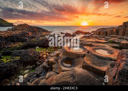 Coucher de soleil sur les colonnes de basalte Giant's Causeway, comté d'Antrim, en Irlande du Nord Banque D'Images