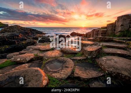 Coucher de soleil sur les colonnes de basalte Giant's Causeway, comté d'Antrim, en Irlande du Nord Banque D'Images