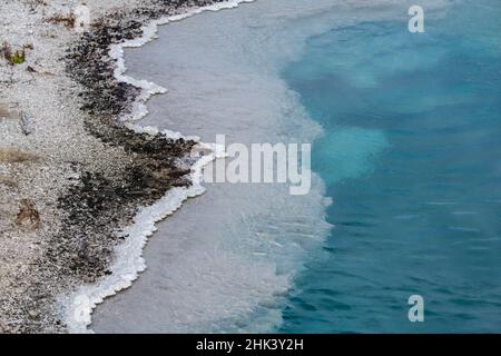 États-Unis, Wyoming, parc national de Yellowstone, bassin West Thumb Geyser, détail du bord de la piscine noire. Banque D'Images