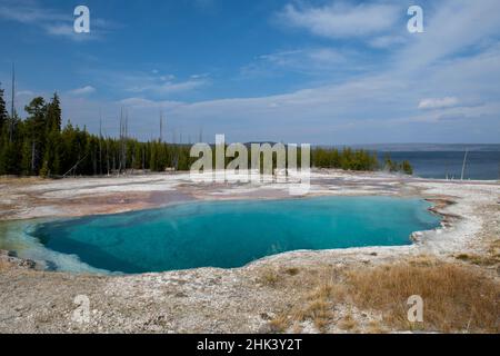 États-Unis, Wyoming, parc national de Yellowstone, bassin West Thumb Geyser, piscine Abyss avec lac Yellowstone au loin. Banque D'Images