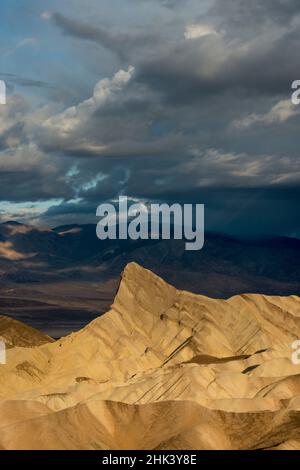 États-Unis, Californie. Lumière matinale de Zabriskie point, parc national de la Vallée de la mort. Banque D'Images