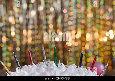 bougies sur un gâteau à la crème blanche Banque D'Images