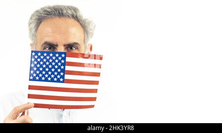 40s homme caucasien cachant le drapeau américain - portrait isolé sur fond blanc.Photo de haute qualité Banque D'Images