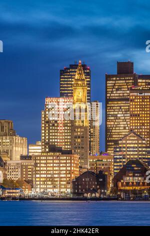 États-Unis, Massachusetts, Boston. Vue sur la ville depuis le port de Boston au crépuscule. Banque D'Images