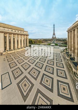 France - Paris (75) Mars 2020.Première semaine de confinement en raison de l'épidémie de coronavirus.Ici, l'esplanade du Trocadéro, le Palais de Chaillot et Banque D'Images