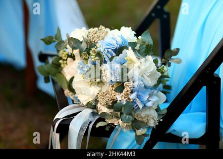 bouquet de mariage sur un fauteuil bleu Banque D'Images