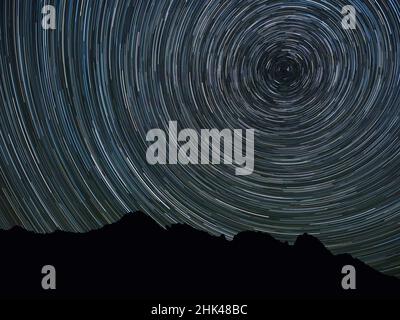 WA, Alpine Lakes Wilderness, Ingalls Pass, Star Trails autour de Polaris Banque D'Images