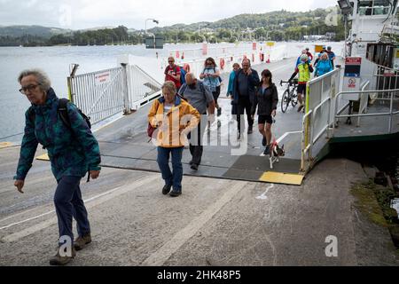 les passagers à pied débarquent du terminal de ferry windermere à far sawrey en regardant vers le quartier du lac de bowness-on-windermere, cumbria, angleterre, royaume-uni Banque D'Images