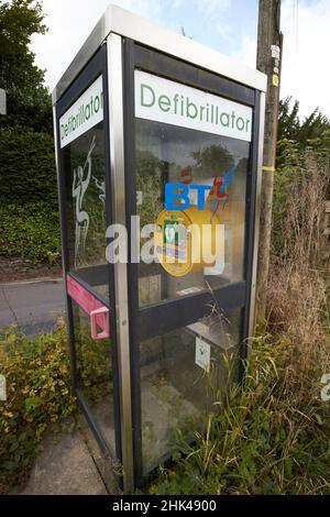 défibrillateur dans l'ancienne boîte de téléphone bt près du district de sawrey lake, cumbria, angleterre, royaume-uni Banque D'Images