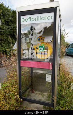 défibrillateur dans l'ancienne boîte de téléphone bt près du district de sawrey lake, cumbria, angleterre, royaume-uni Banque D'Images