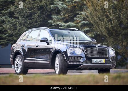 BERLIN, ALLEMAGNE - NOVEMBRE 2021: Bentley Bentayga hybride SUV voiture de luxe trois quatrième vue du côté droit dehors garés dans les rues de Berlin en automne. Banque D'Images