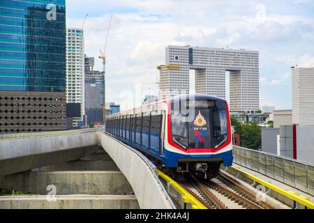 Bangkok-Thaïlande AOÛT 9 2019: BTS Sky train sur fond de paysage urbain en journée , Sky train est un système de transport en commun à Bangkok, Thaïlande Banque D'Images