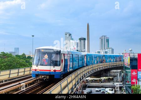 Bangkok-Thaïlande AOÛT 21 2019 : BTS Sky train sur fond de paysage urbain en journée, Bangkok, Thaïlande Banque D'Images