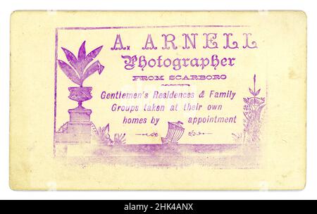 Carte de visite victorienne (CDV) ou carte de visite avec publicité imprimée au verso pour les services du photographe itinérant A. (Alfred) Arnell.Scarborough, Yorkshire, Royaume-Uni vers 1880 Banque D'Images