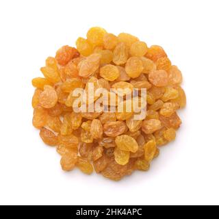 Vue de dessus de raisins secs dorés isolés sur blanc Banque D'Images