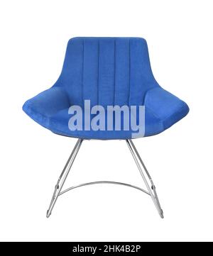 Vue avant du fauteuil en velours bleu isolé sur blanc Banque D'Images