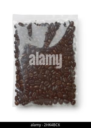 Vue de dessus des grains de café arabica torréfiés dans un sac en plastique isolé sur blanc Banque D'Images