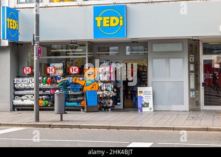 Avant du magasin local de Tedi. Tedi est une chaîne allemande de grands magasins pour des produits bon marché Banque D'Images