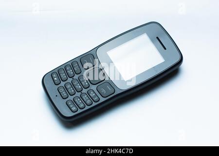 Ancien téléphone avec fonction, copie du téléphone avec bouton Nokia.Le téléphone de fonctionnalité est un petit téléphone léger juste pour parler et jouer simple jeu de serpent Banque D'Images