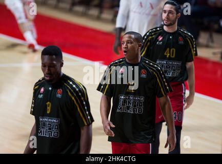 Belgrade, Serbie, le 1st février 2022.Devon Hall de l'échange AX Armani Milan, Davide Alviti de l'échange AX Armani Milan et Paul Biliga de l'échange AX Armani Milan se sont réchauffés lors du match Euroligue de Turkish Airlines entre Crvena Zvezda MTS Belgrade et AX Armani Exchange Milan à Belgrade, Serbie.1 février 2022.Crédit : Nikola Krstic/Alay Banque D'Images