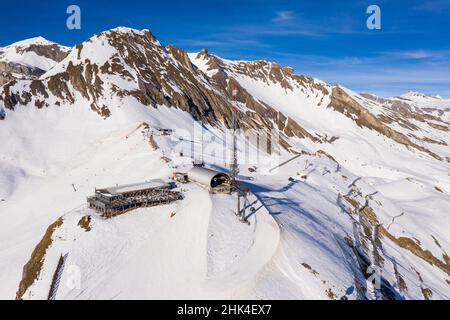 Vue aérienne de la station de téléphérique au sommet de la station de ski d'Anzere dans le canton du Valais, dans les alpes en Suisse, par une belle journée d'hiver Banque D'Images