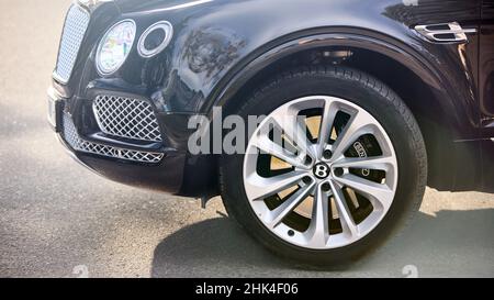 BERLIN, ALLEMAGNE - NOVEMBRE 2021 : SUV Bentley Bentayga hybride avec pneus TOUTES SAISONS HAUTE PERFORMANCE Pirelli POUR SUVS SCORPION ZERO TOUTE LA SAISON R21 Banque D'Images