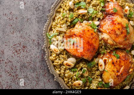 Gruaux Freekeh au poulet est un repas arabe si bien arrondi dans l'assiette sur la table.Vue horizontale du dessus Banque D'Images