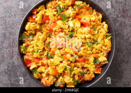 Oeuf Bhurji épicé des oeufs brouillés indiens près dans l'assiette sur la table.Vue horizontale du dessus Banque D'Images