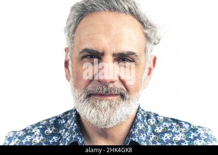 Portrait de l'homme élégant et tendance regardant l'appareil photo - isolé sur blanc.Photo de haute qualité Banque D'Images