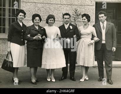 Mariage en Italie au cours de la 1950s: La mariée et le marié font la photo avec les parents Banque D'Images