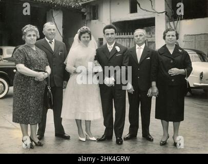 Mariage en Italie au cours de la 1950s: La mariée arrive à l'église avec la voiture Banque D'Images